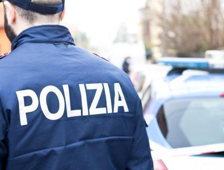 Итальянские полицейские недовольны розовыми масками