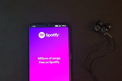 Роган на Spotify пообещал освещать темы более «сбалансированно»